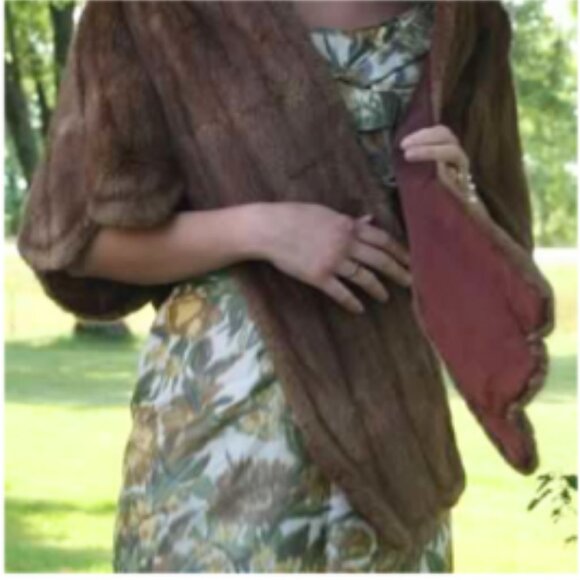 1940s Beige Mink Stole, Scalloped Edge from Simpson's Fur Shop - Picture 3 of 13